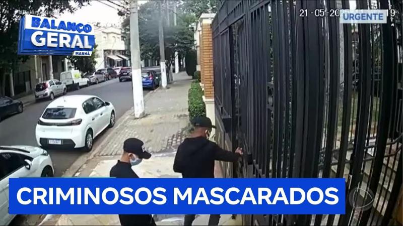 Ladrões mascarados invadem condomínio, mas são presos após porteira chamar a polícia